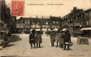 CPA Carrouges - La Place des Halles (259381)