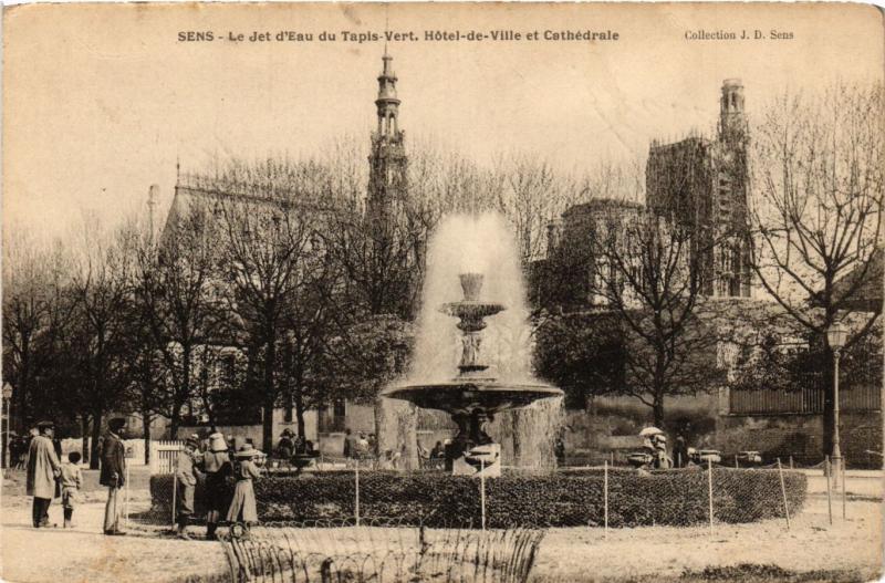 CPA SENS - Le Jet d'Eau du Tapis-Vert Hotel-de-Ville et Cathédrale (358633)