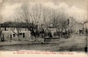 CPA VALREAS - Place de la Réeluse - Le Foyer du Soldat et Vestiges... (293502)