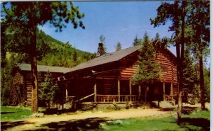 PAHASKA TEPEE, WY  BUFFALO BILL'S Rustic Log HUNTING LODGE c1950s Postcard