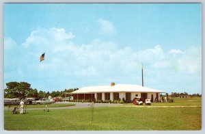 1950's OCEAN CITY MARYLAND GOLF & YACHT CLUB GOLF CARTS PLAYERS POSTCARD