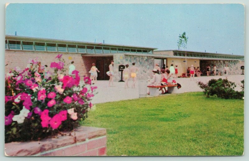 St. Clair Michigan~Metropolitan Beach Bath House~People in Swimsuits~1950s 