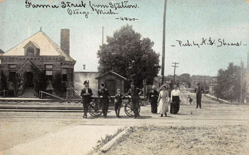 Otsego Michigan Farmer St. From Station, People Crossing Street Vintage PC U4966