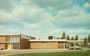 Holiday Inn - Newton, Iowa Postcard