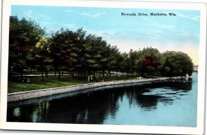 VINTAGE POSTCARD PEOPLE WALKING ALONG RIVERSIDE DRIVE MARINETTE WISCONSIN 1920s