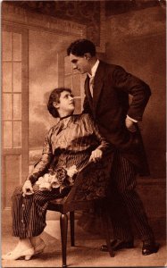 Romantic Victorian Couple Vintage Postcard C001