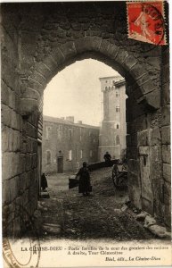 CPA La CHAISE-DIEU Porte fortifiée de la cour des greniers des moines (203054)