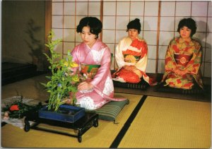 postcard Japan - Ikebana - arranging flowers