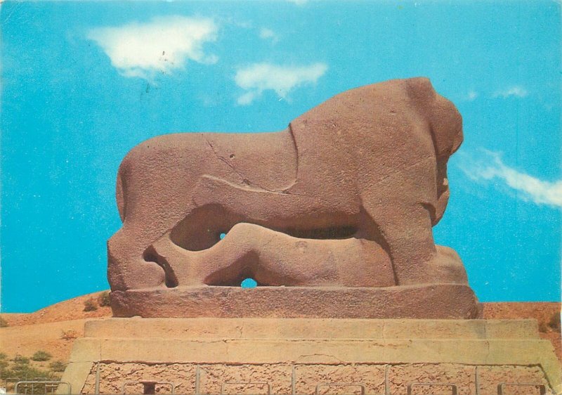 Postcard Middle East Iraq Hilla The lion of Babylon statue
