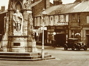 Oxfordshire BANBURY CROSS showing EWINS GARAGE c1920s RP Postcard by Valentine