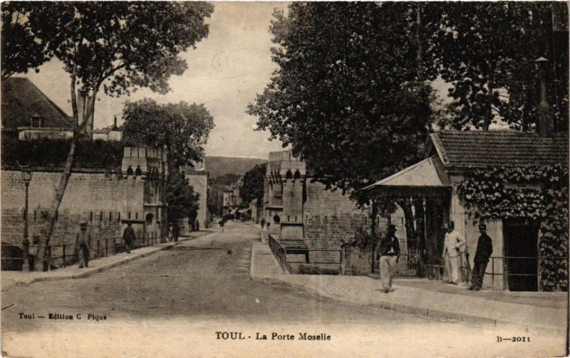 CPA TOUL - La Porte Moselle (386064)