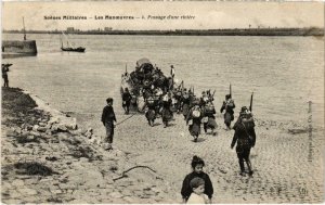 CPA Militaire - Les Manoeuvres - Passage d'une riviere (90105)