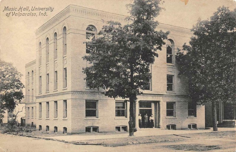 IN, Indiana  UNIVERSITY OF VALPARAISO~Music Hall  Students Outside  B&W Postcard