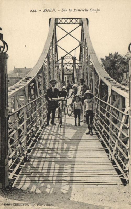 CPA AGEN sur la Passerelle Gauja Lot et Garonne (100623)