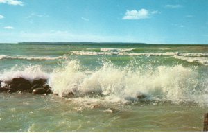 US    PC4617  MICHIGAN'S GREAT LAKES BREAKING WAVES