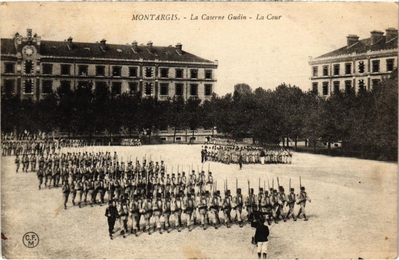 CPA Militaire - MONTARGIS - Caserne Gudin - La Cour (90149)