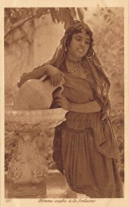 Morocco Femme Arabe a la Fontaine Ethnic Vintage Postcard 07.08