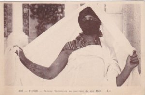 Tunisia Tunis Femme Tunisienne se couvrant de son Haik