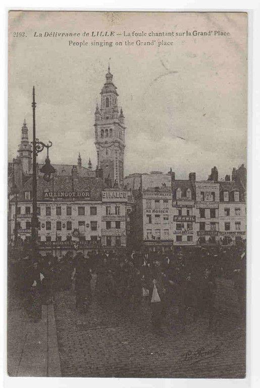 La Deliverance de Lille La Foule chantant La Grand Place France 1919 postcard