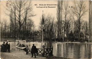 CPA PARIS 12e Bois de VINCENNES. Le Lac et le Passeur (539180)