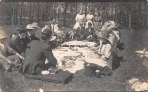 EARLY 1900'S FAMILY PICNIC ON THE GROUNDS RPPC REAL PHOTO POSTCARD