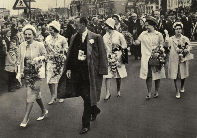 Dutch Queen Juliana and Prince Bernhard with their Daughters (1960s) (4)