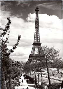 RPPC France Paris - Eiffel Tower 1965 souvenir postcard