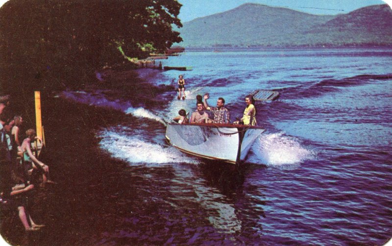 GREETINGS FROM OAKLAND NJ PEOPLE ON BOAT IN LAKE UNUSED CHROME POSTCARD