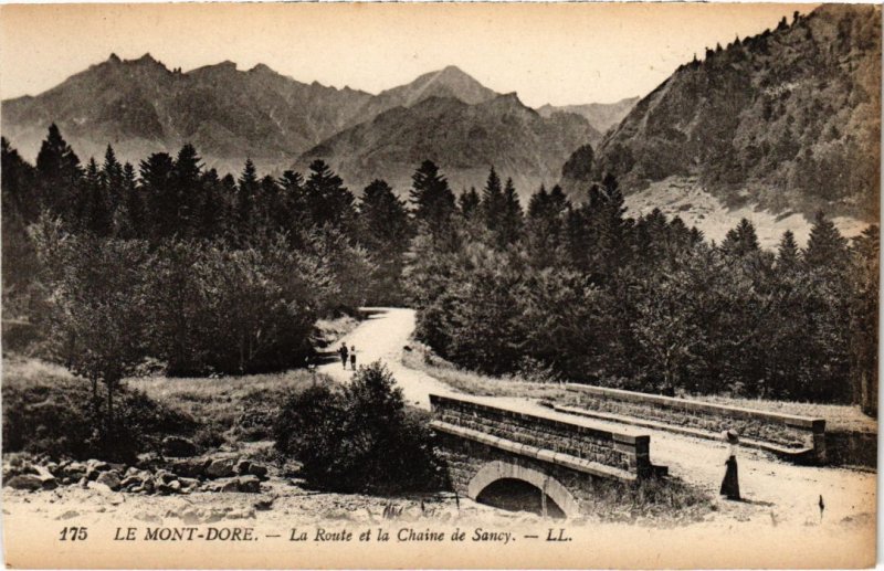 CPA Le Mont Dore La Route et la Chaine de Sancy FRANCE (1288673)