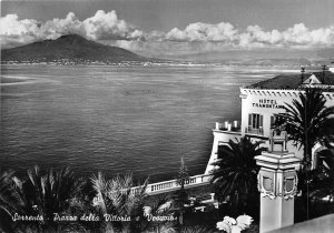 br107105 sorrento piazza della vittoria e vesuvio italy