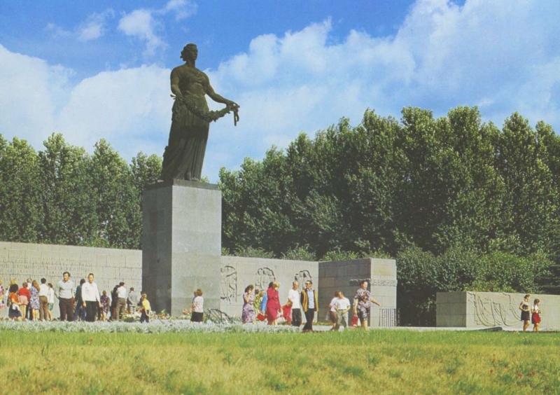 The Statue of Motherland Leningrad St Petersburg Russia Unused Postcard D28