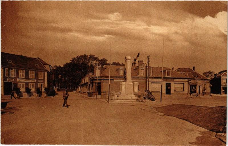 CPA Le CROTOY - Place du Mon. aux Morts et Hotel Jeanne d'Arc (295134)