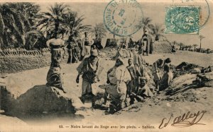 Algeria Noirs Lavant Du Linge Avec Les Pieds Sahara Vintage Postcard 08.61