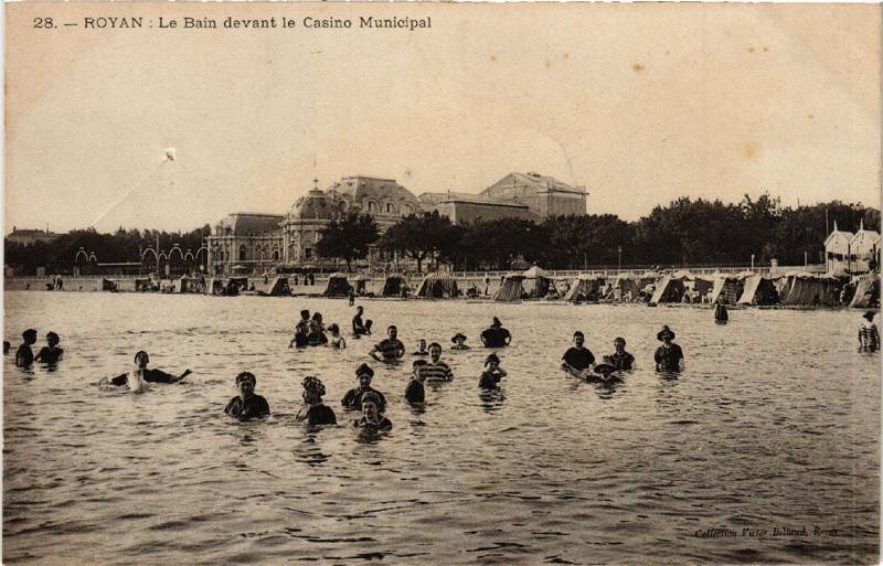 CPA ROYAN - Le Bain devant le Casino Municipal (481224)