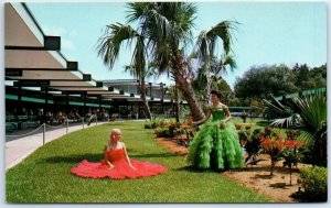 Postcard - Lovely models in front of the new buildings - Silver Springs, Florida