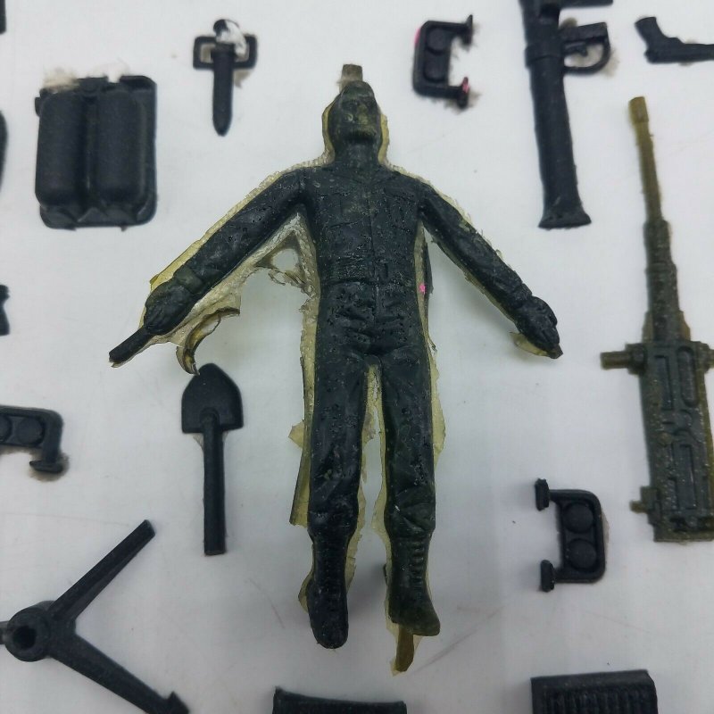 Vintage 1965 Thingmaker Fighting Men Lot of 40+ Completed Molded Items Weapons