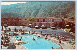 1970's PALM SPRINGS CALIFORNIA TRAVELODGE MOTEL SWIMMING POOL OLD CARS POSTCARD