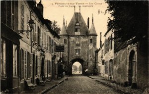 CPA VILLENEUVE-sur-YONNE - Rue Carnot - Porte de JOIGNY vue intérieure (658583)