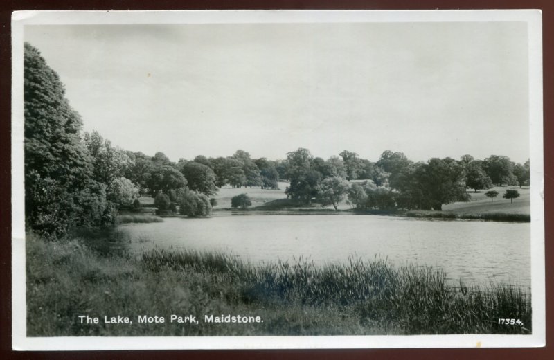 dc76 - ENGLAND Maidstone 1948 Mote Park Lake. Real Photo Postcard