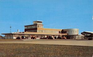 Des Moines Iowa Municipal Airport Street View Vintage Postcard K52684