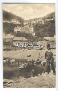 tq0539 - Devon - Fisherman watches Boats at the Harbour, in Clovelly - Postcard