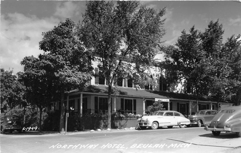 Beulah Michigan~Northway Hotel & Street Scene~Classic Cars in Front~1950 RPPC