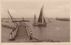 Belgium Postcard - Zeebrugge - Entree Du Port    T10267