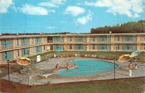 NEWARK DELAWARE HOLIDAY INN DU POINT HWY CAR GROUPING OF 3 POSTCARDS (1960-70s)