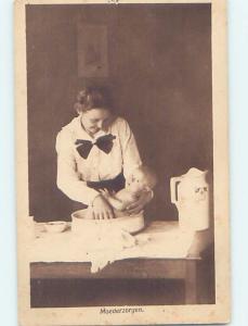 Pre-Linen foreign EUROPEAN MOM GIVES NEWBORN BABY A BATH IN BOWL HL5432