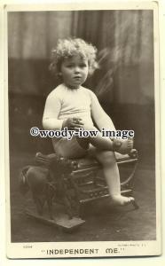 su1922 -   Independent Me a Young Child sittting on Stool, Smoking! - postcard