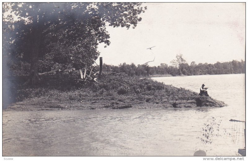 RP: Man Fishing , GRAYVILLE , Illinois , PU-1908