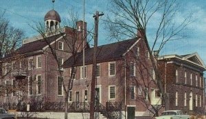 Postcard Early View of Old Court House in New Castle , DE.   Q2
