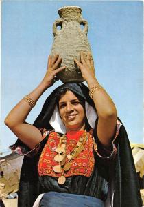 BR4702 Beduin Women with her water jar on her head  iraq types folklore