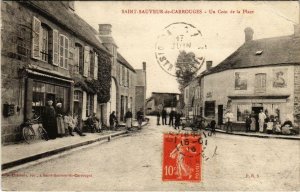 CPA Saint-Sauveur-de-Carrouges Un Coin de la Place (800240)